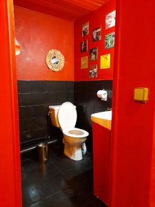 Les toilettes "en rouge et noir"